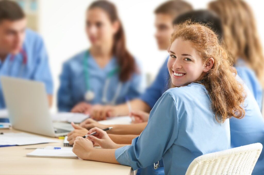 Medizinstudenten, die drinnen an der Uni lernen