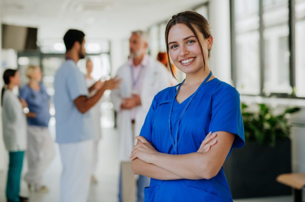 Porträt einer jungen Krankenschwester im Krankenhausflur.
