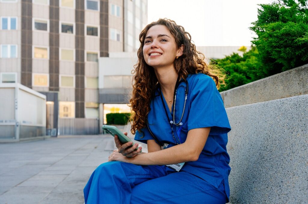 Eine hübsche junge Krankenschwester oder Ärztin, die durch die Stadt schlendert