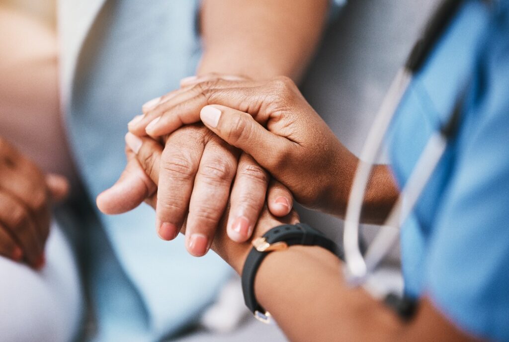 Einfühlungsvermögen, Vertrauen und eine Pflegekraft, die dem Patienten zur Unterstützung die Hand hält – für Hilfe, Beratung und Gesundheitsratschläge. Freundlichkeit, Seelsorge und medizinische Behandlung im Pflegeheim – für Hoffnung, Beratung und psychologische Betreuung
