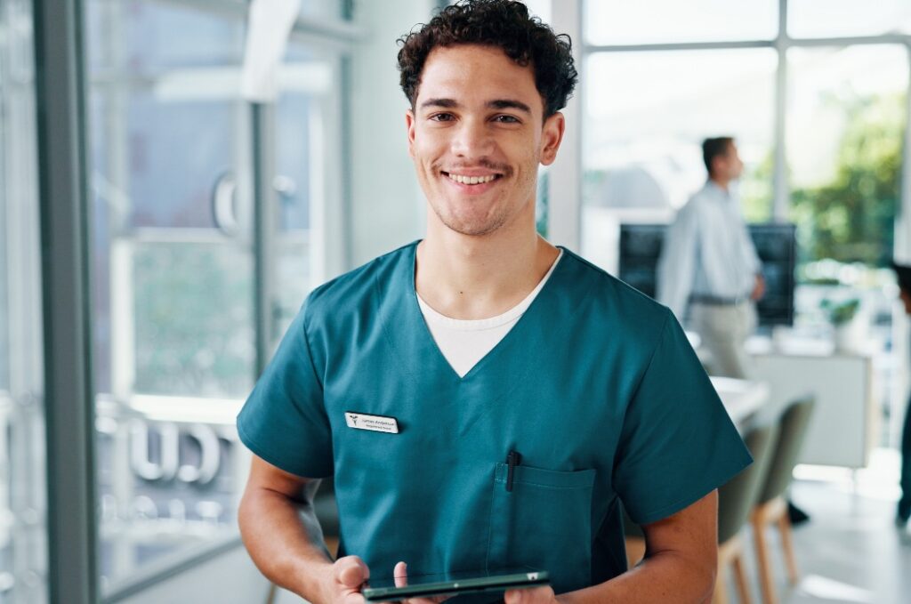 Glücklicher Mann, Porträt und Krankenschwester mit Tablet für medizinische Forschung, Terminplan oder Termin im Krankenhaus. Gesicht, männliche Person oder medizinisches Fachpersonal mit einem Lächeln vor einem technischen Gerät zur medizinischen Unterstützung in einer Klinik